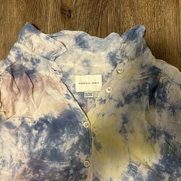 american eagle cropped tie dye button down top - Picture 2 of 6